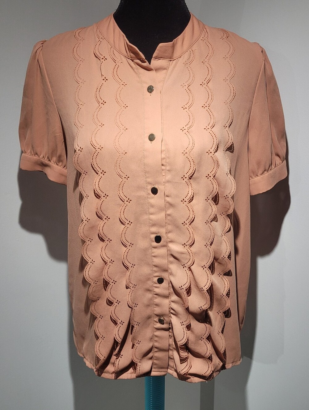 Pink Martini Women's Short Sleeve Scalloped Eyelet Button-Front Top Medium Peach